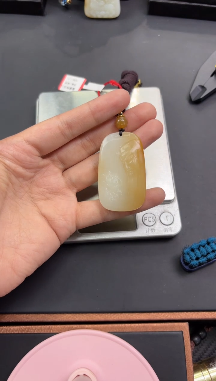 【闪购商品】和田玉吊坠(赠链)未镶嵌且末金山微色差吊坠