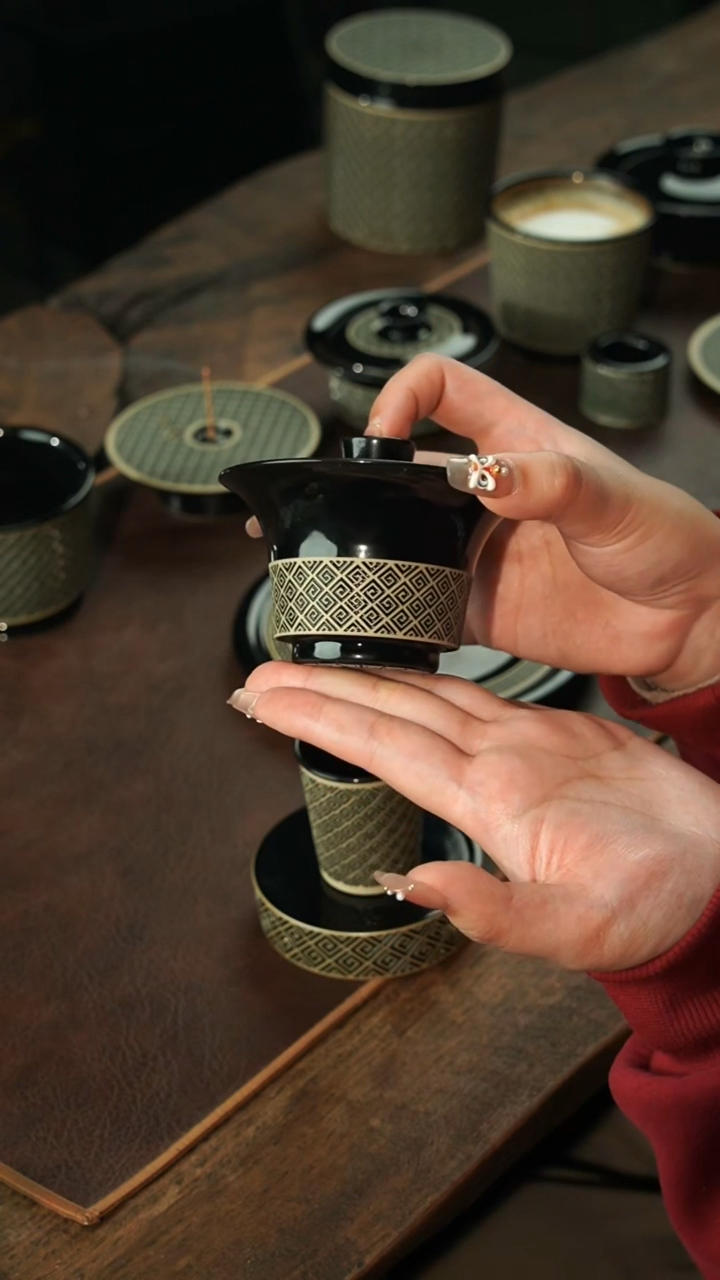 【闪购商品】瓷片李斌 玄色系列 回纹马蹄盖碗