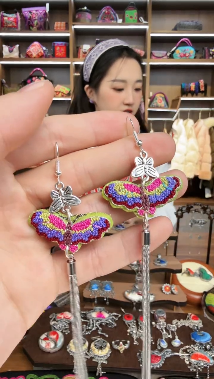 【闪购商品】织绣88蒙阿苏苗绣传承