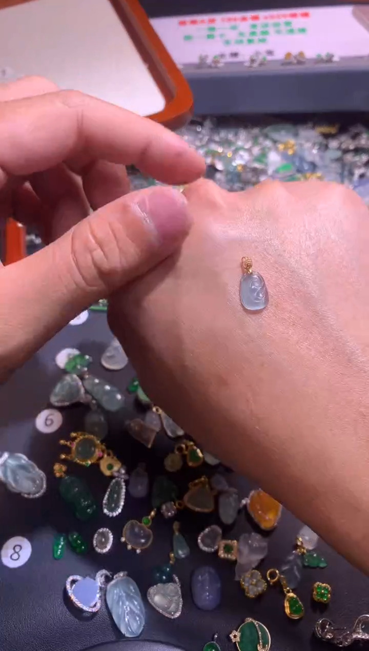 【闪购商品】翡翠吊坠(不含链)18K金镶嵌1