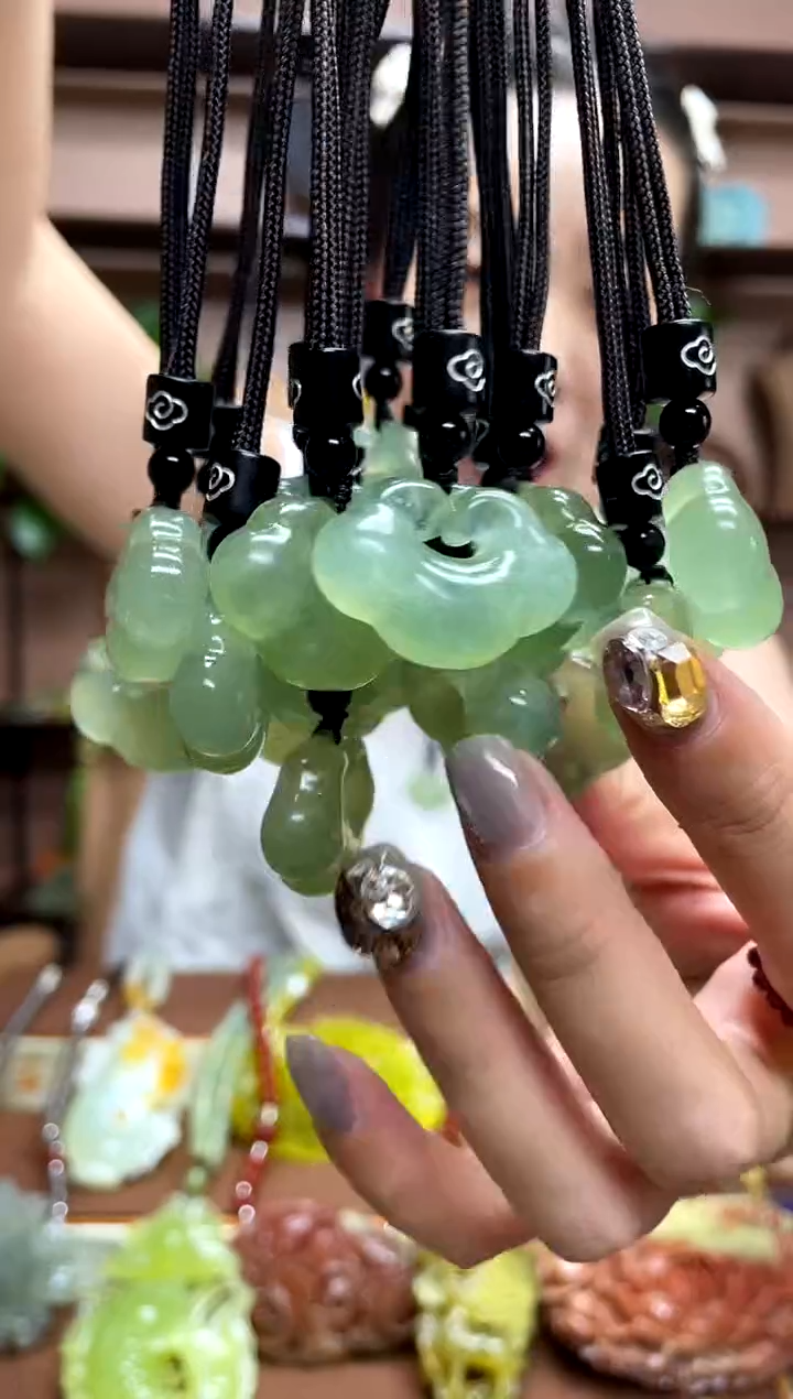 未镶嵌岫玉吊坠多样性发货发其中之一