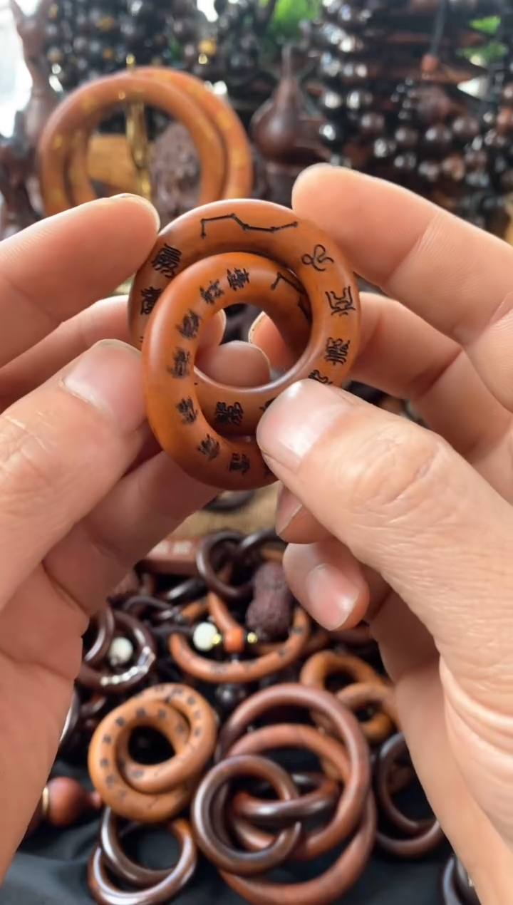 【闪购商品】木枣木刻字款小乾坤圈随机发