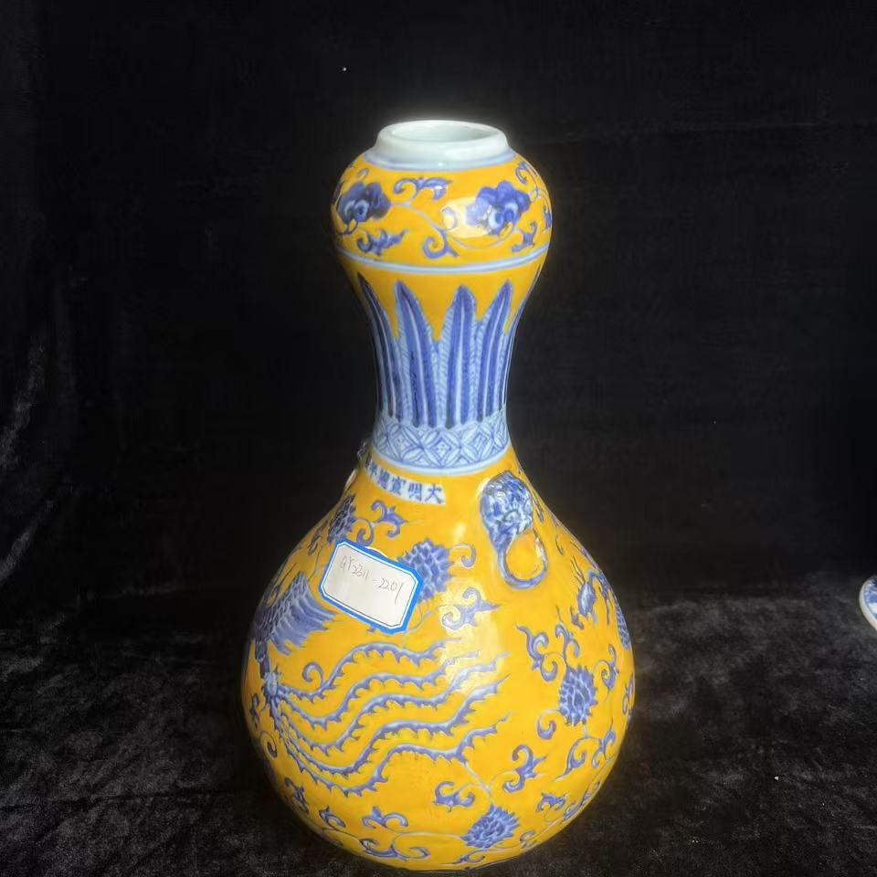 明代黄釉龙纹蒜头瓶