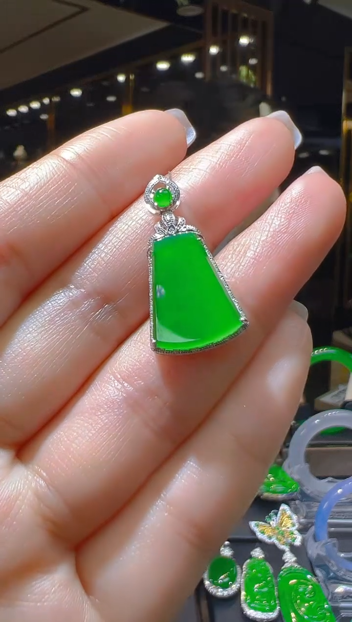 【闪购商品】翡翠吊坠(赠链)18K金镶嵌035   