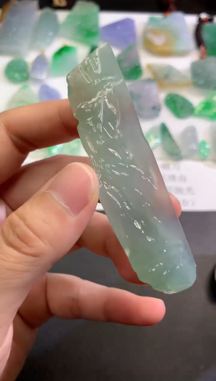 翡翠未镶嵌颈饰   