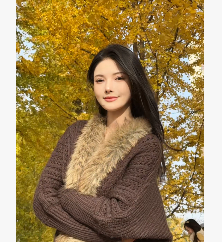 金三三【轻暖法则】2025冬季羊毛混纺立体绞花蝙蝠袖毛领外套H6808