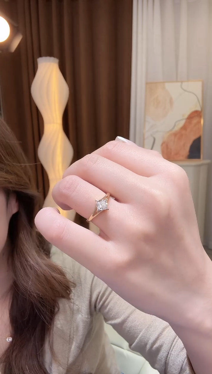 18K金镶嵌实验室培育钻石一卡公主方戒指