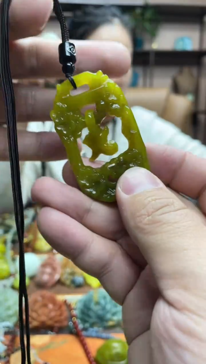 未镶嵌岫玉颈饰·