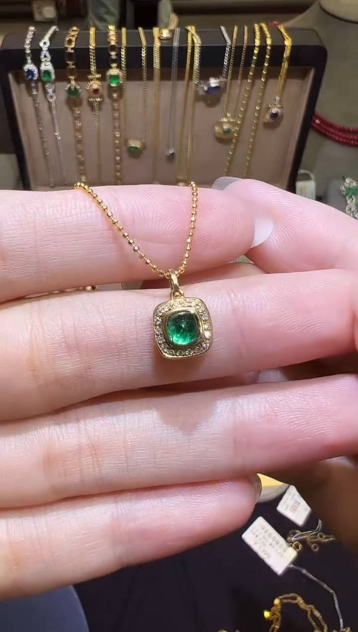 吊坠(赠链)18K金镶嵌祖母绿0.42ct