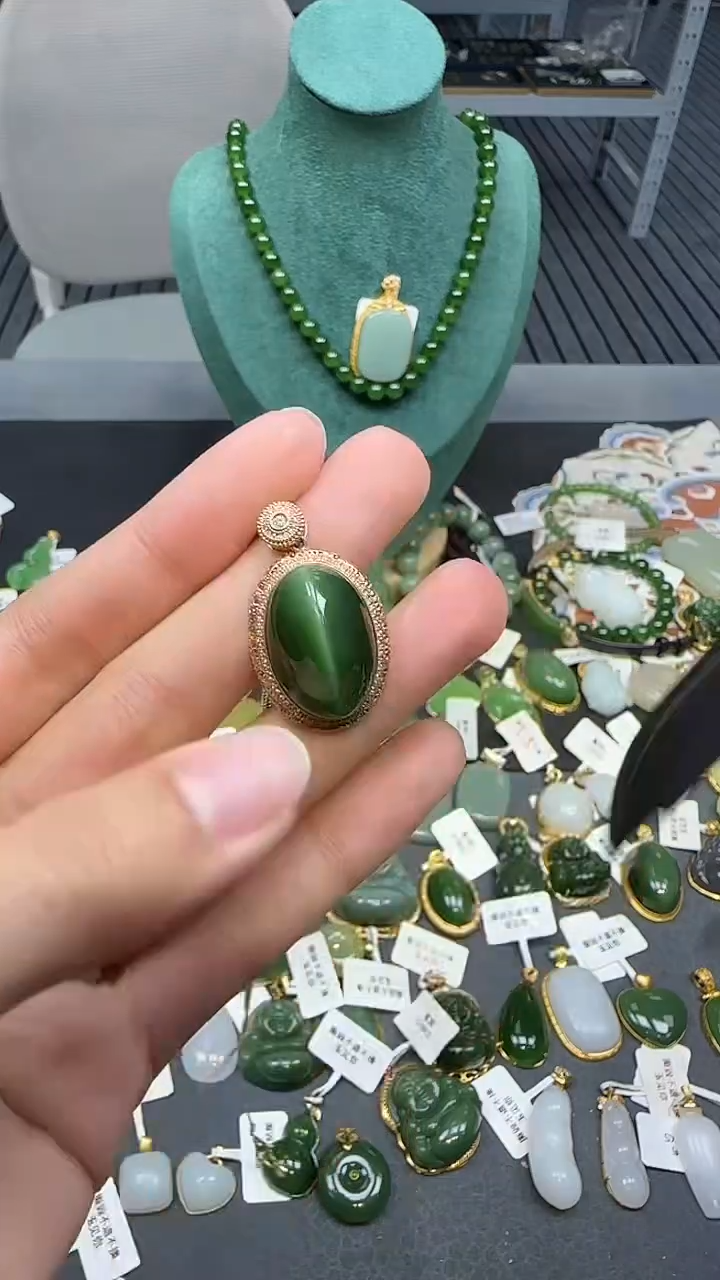 18K金镶嵌和田玉挂件1