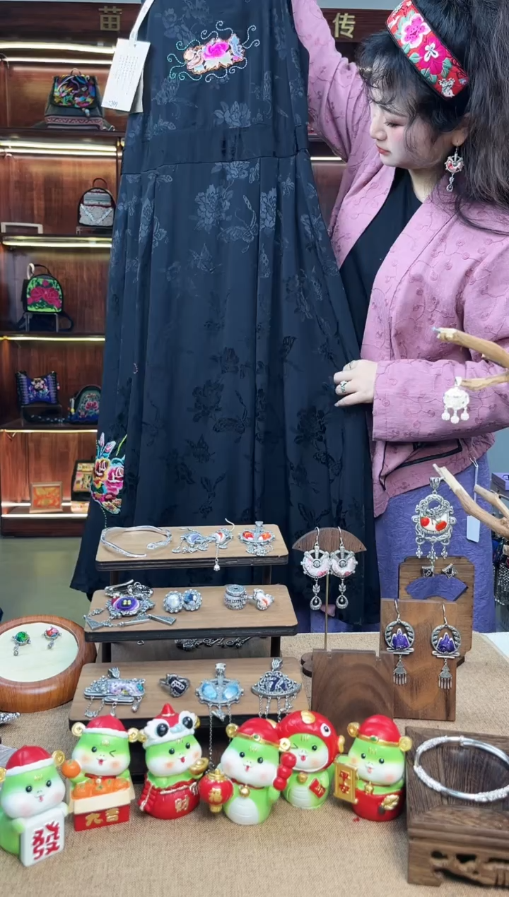 【闪购商品】织绣A28黔东南苗族刺绣