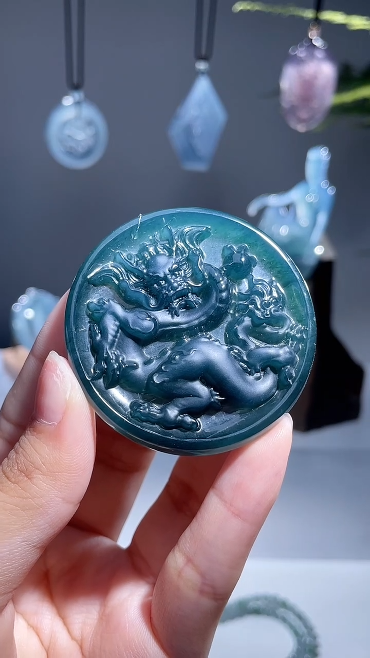 颈饰未镶嵌翡翠龙牌