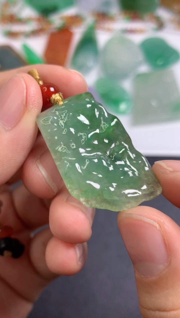 颈饰未镶嵌翡翠  