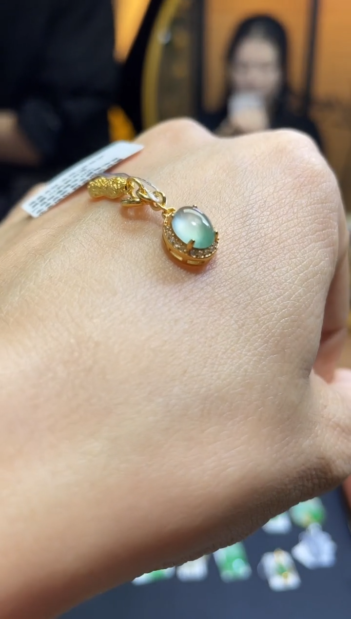 颈饰未镶嵌翡翠蛋面