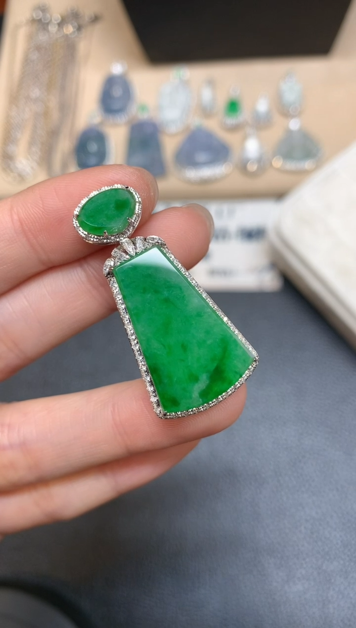 【闪购商品】翡翠吊坠(不含链)18K金镶嵌无事牌【无服务费