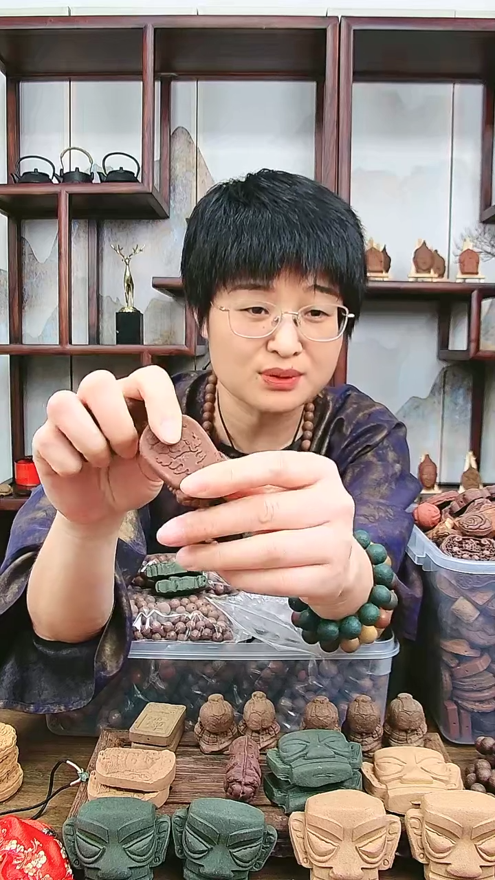 【闪购商品】红麝香方脖挂一大堆