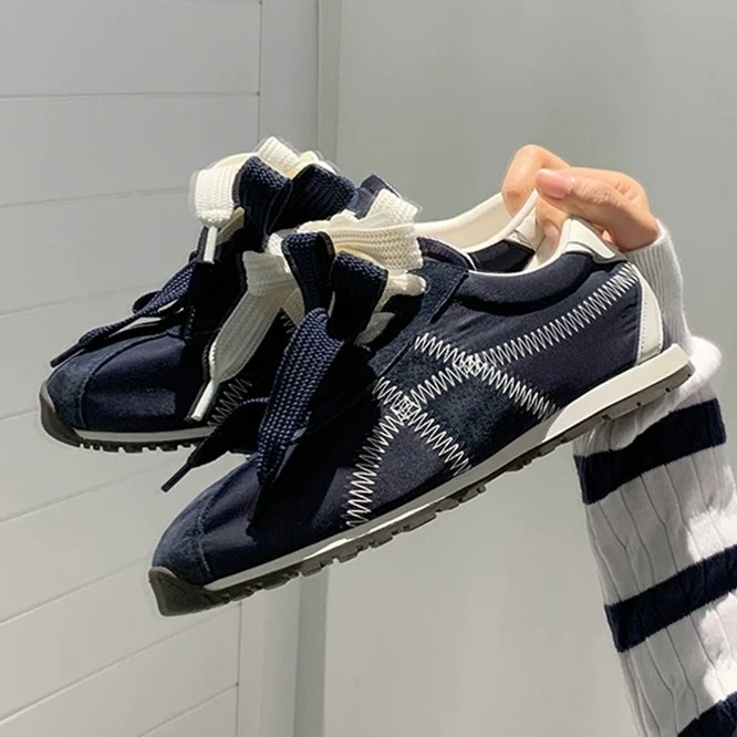 初见家【鸳鸯鞋带阿甘德训鞋】2025新品芭蕾风牛皮内增高女鞋