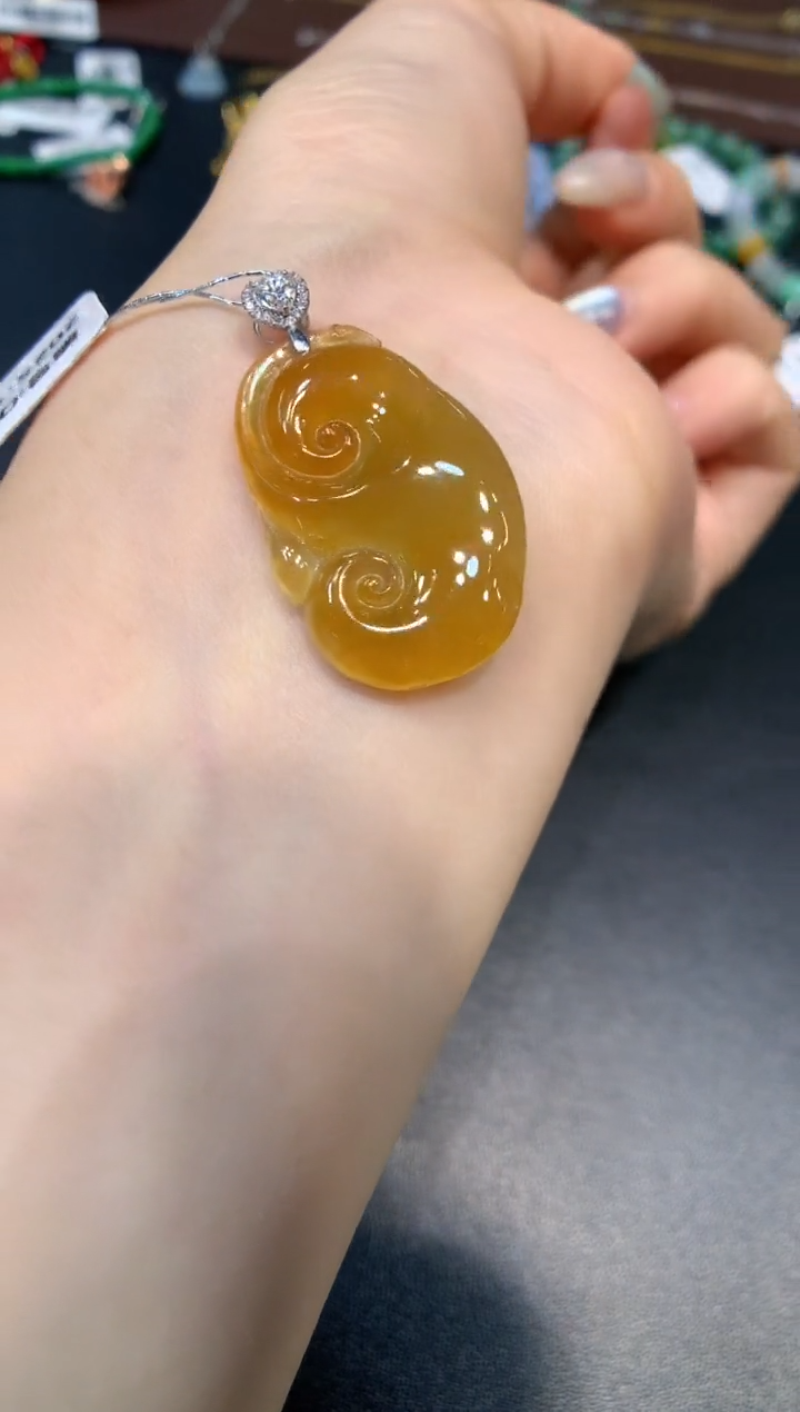 颈饰18K金镶嵌翡翠如意