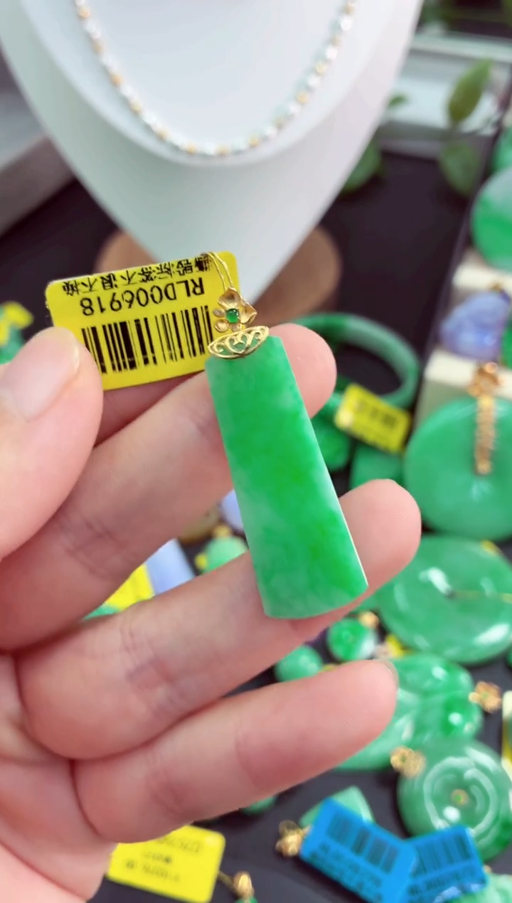 吊坠(不含链)18K金镶嵌翡翠挂件