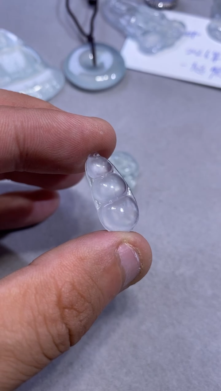 颈饰未镶嵌翡翠豆子980  23.5  15.7  3.7