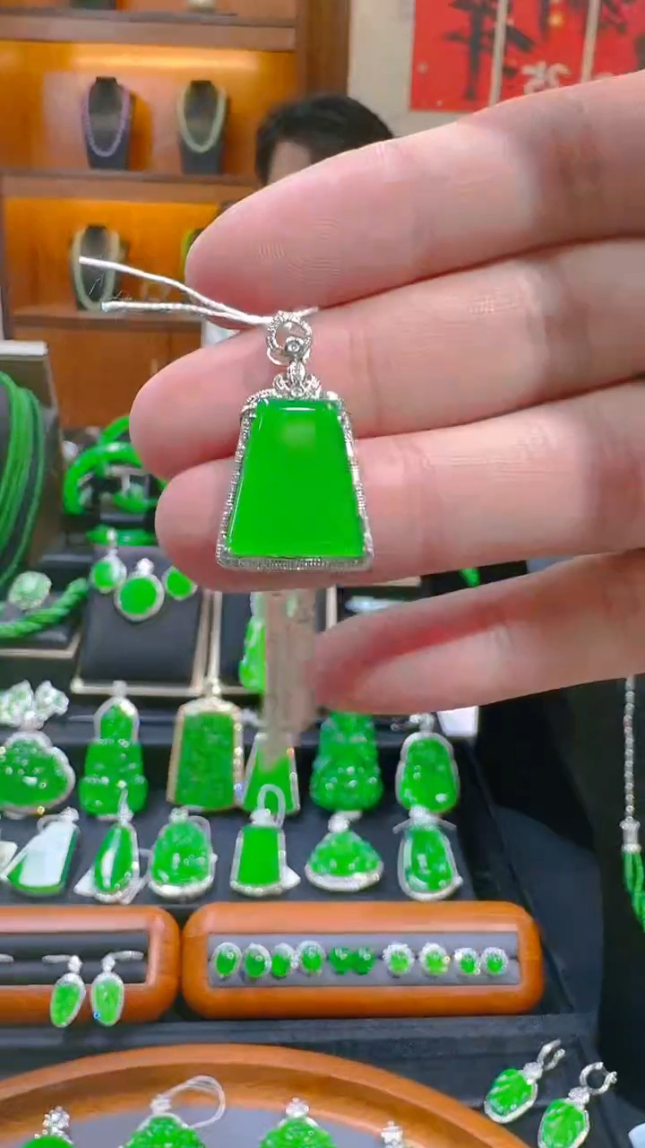 【闪购商品】翡翠吊坠(赠链)18K金镶嵌天然A货翡翠