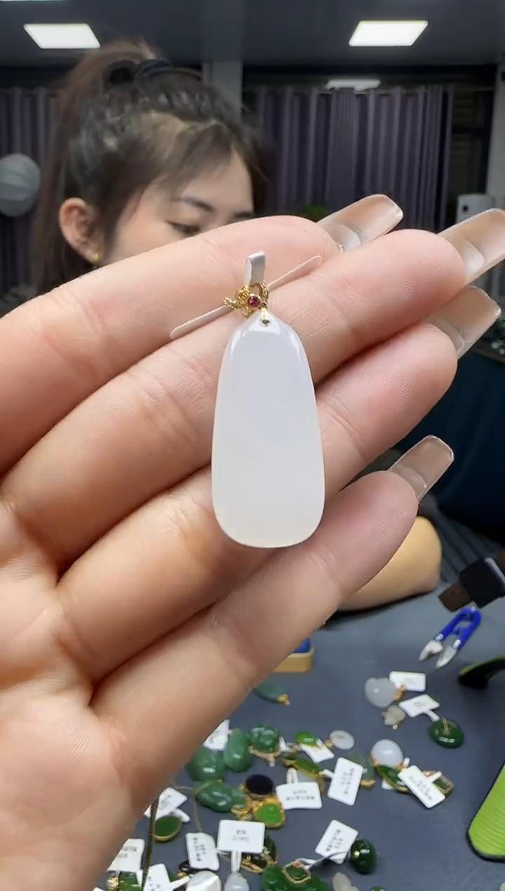 【闪购商品】和田玉挂件18K金镶嵌1