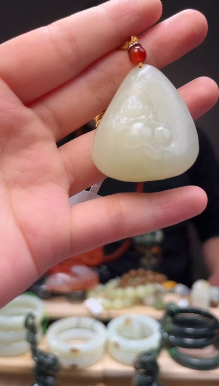 颈饰未镶嵌和田玉吊坠