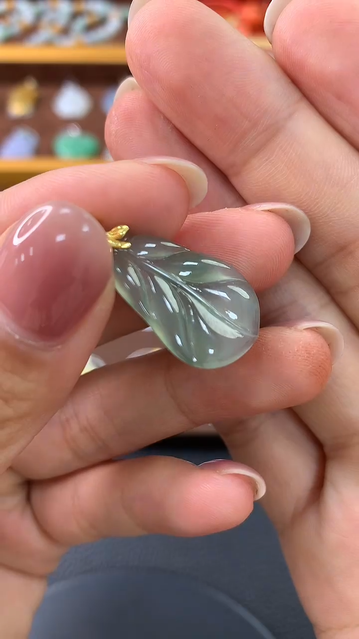 颈饰18K金镶嵌翡翠叶子