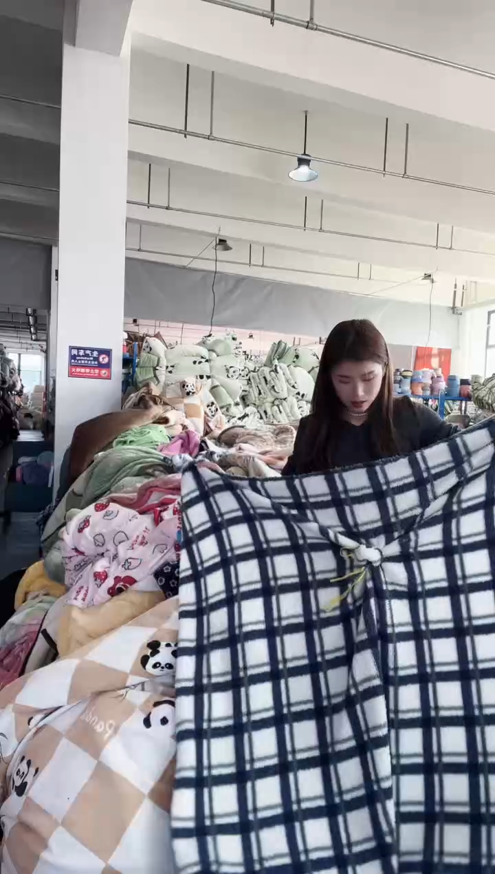 牛奶绒主播手上展示  瑕疵