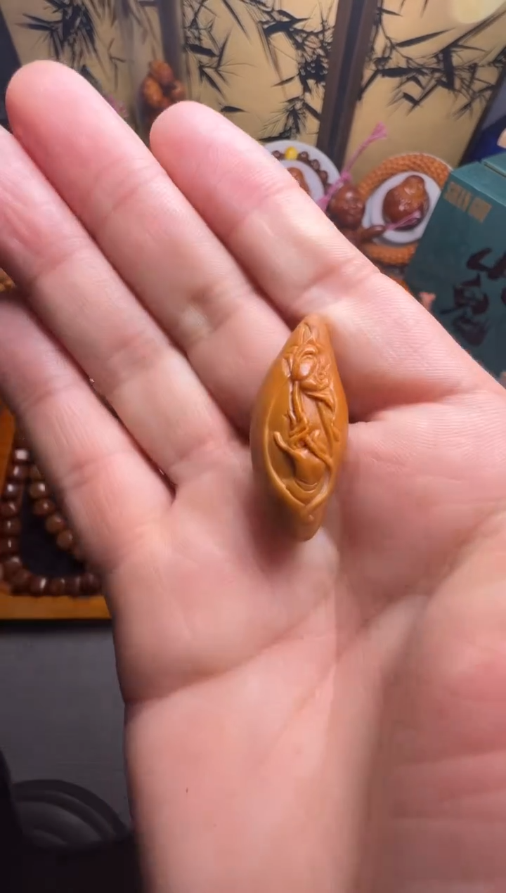 手串橄榄核一花一世界