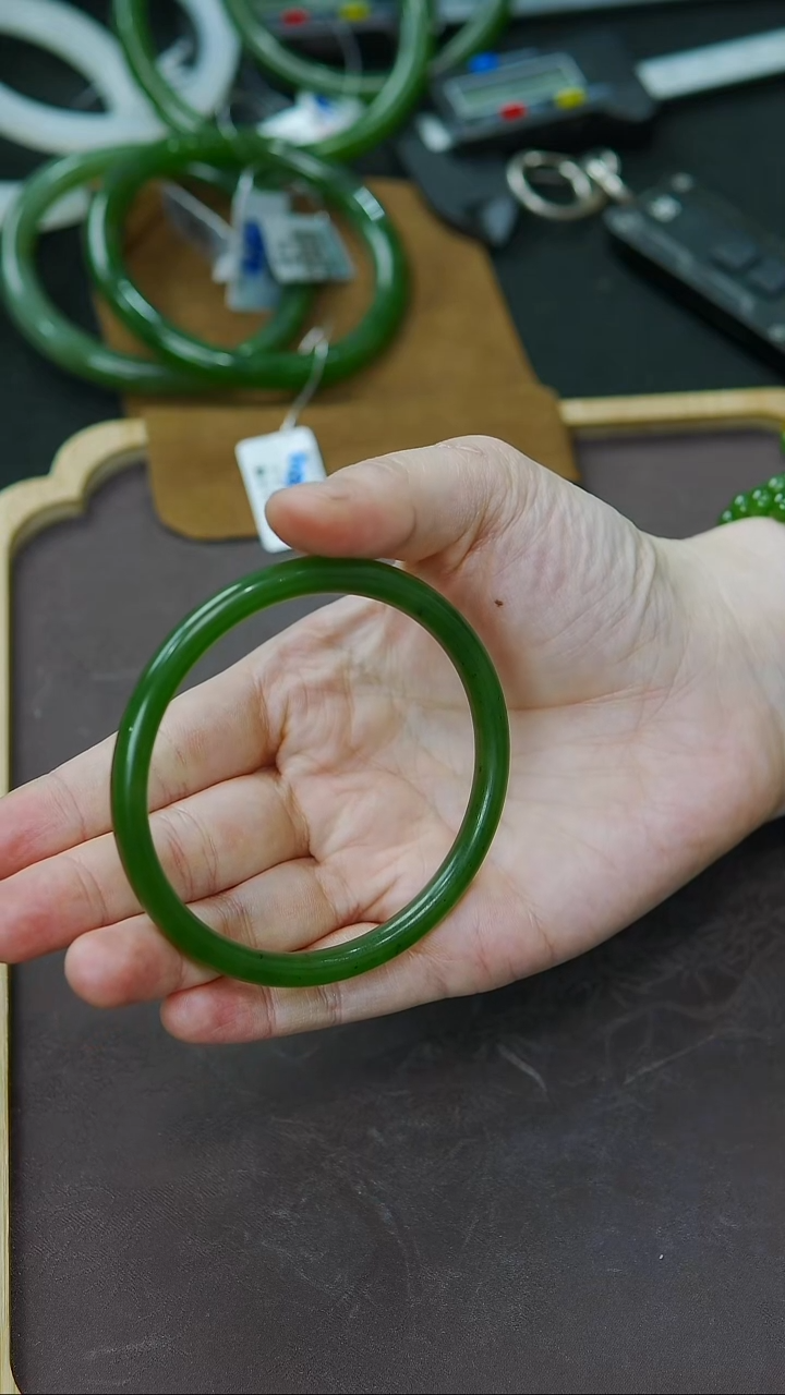 未镶嵌手镯和田玉59圈口冰阳辣绿美人条