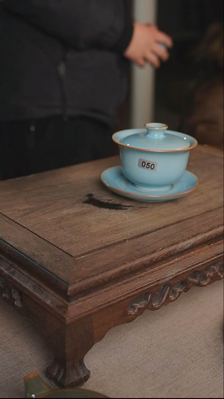 杯人****遥050号天蓝釉三才元宝盖碗