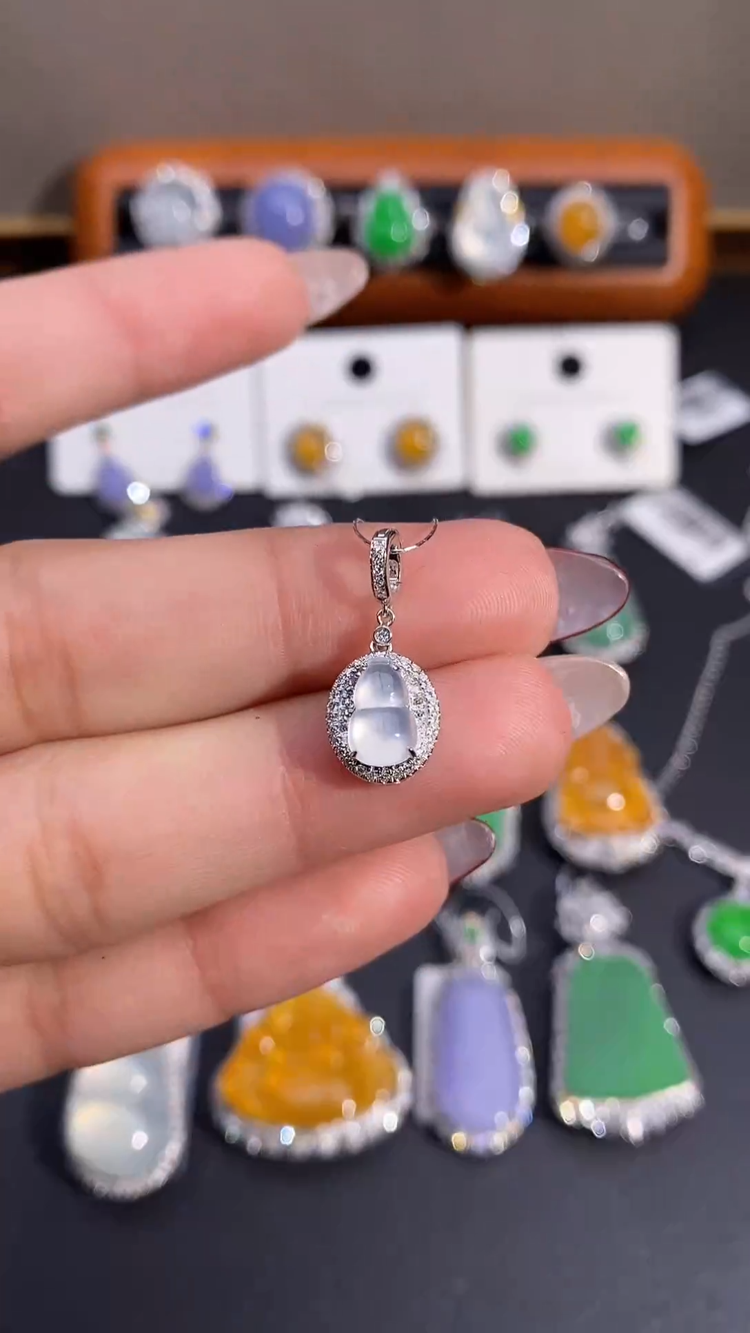 【闪购商品】翡翠颈饰18K金镶嵌吊坠