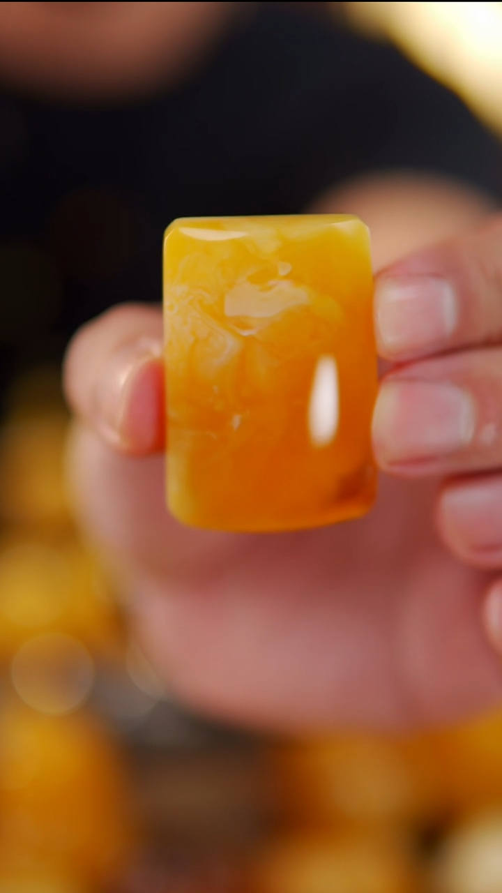 裸石琥珀未镶嵌金橘溶洞无事牌21.7