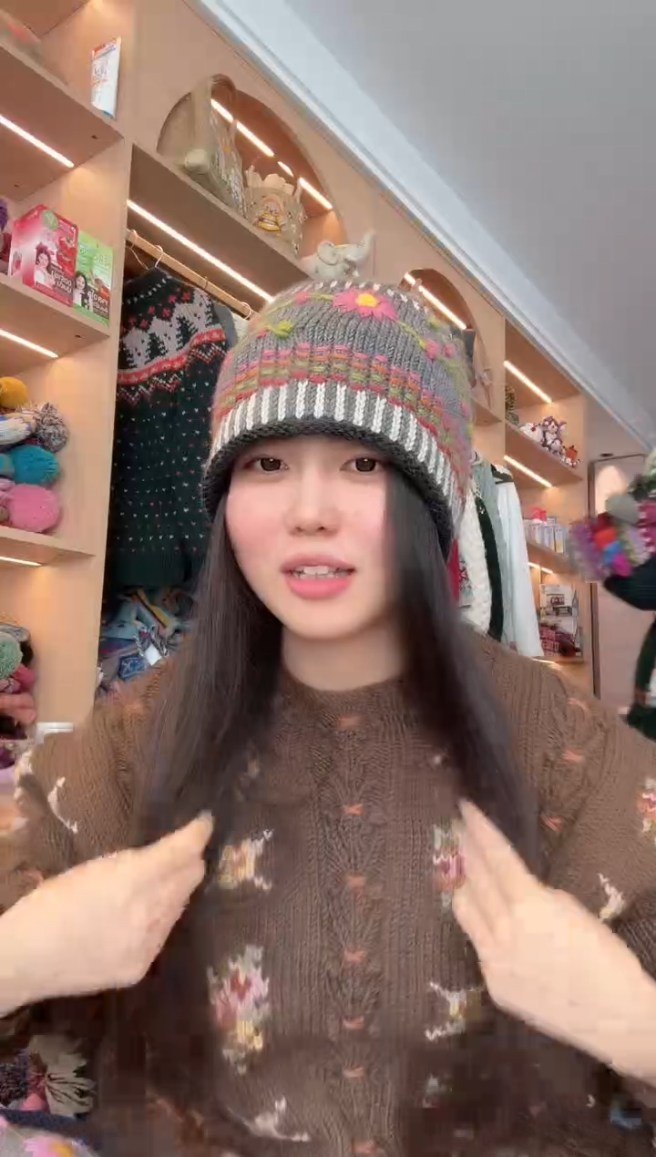 羊毛灰色卷边刺绣羊毛帽