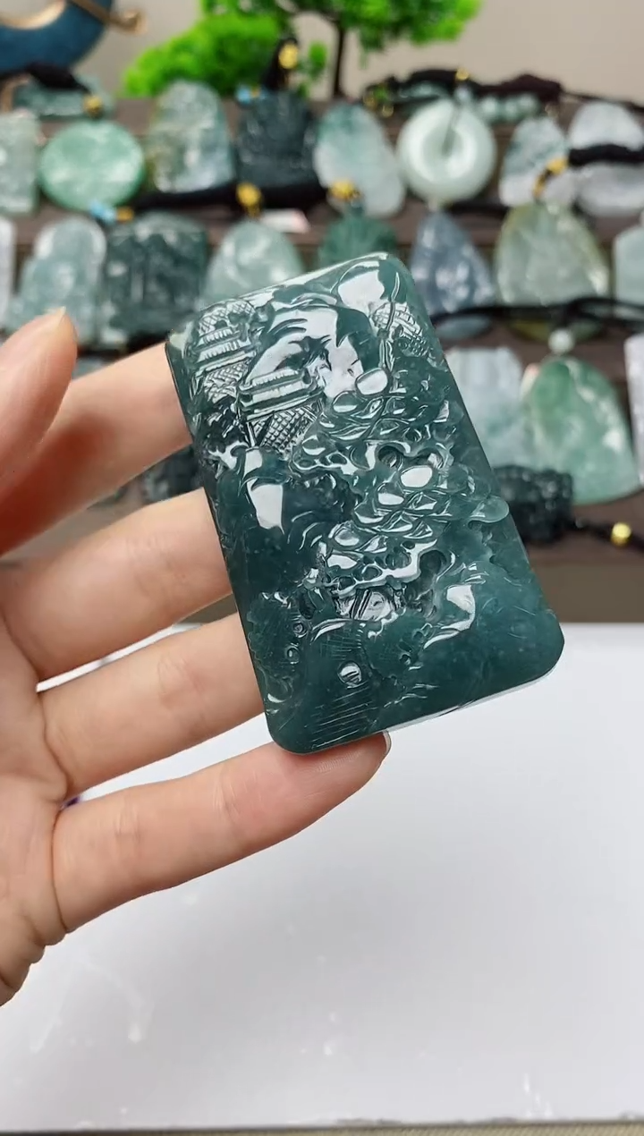 翡翠未镶嵌颈饰        