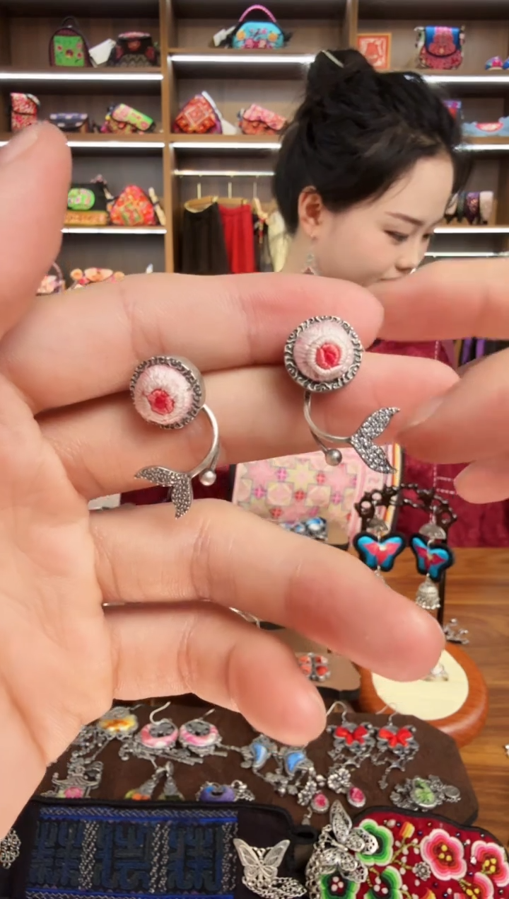 【闪购商品】织绣40蒙阿苏苗绣传承