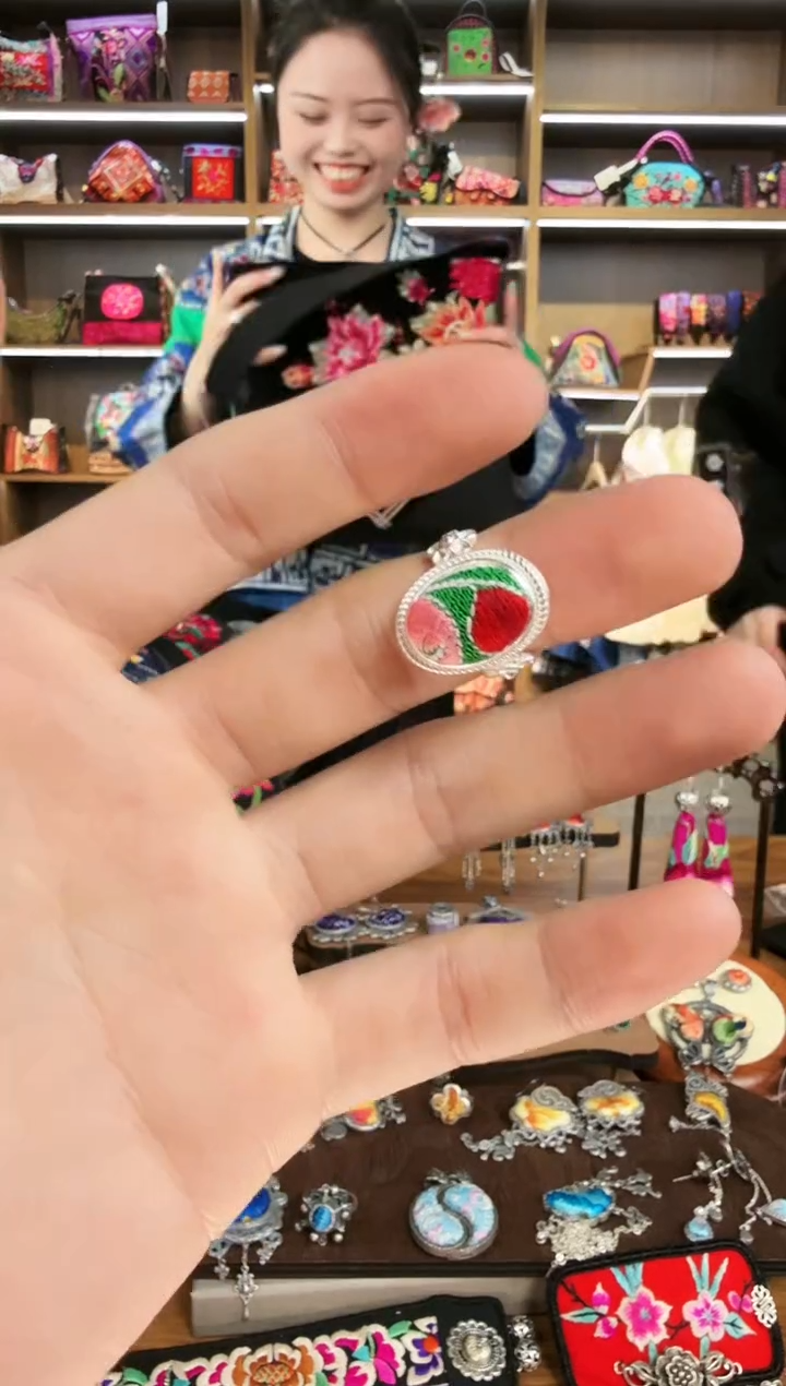 【闪购商品】织绣38蒙阿苏苗绣传承