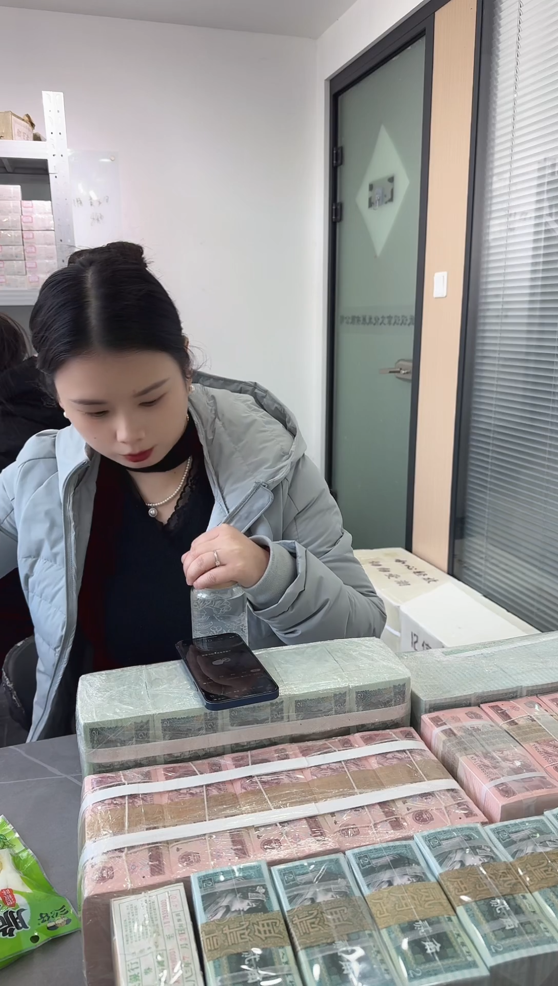 0****0整刀百张连号 银行保真鉴定 05 中国红 夹心豹