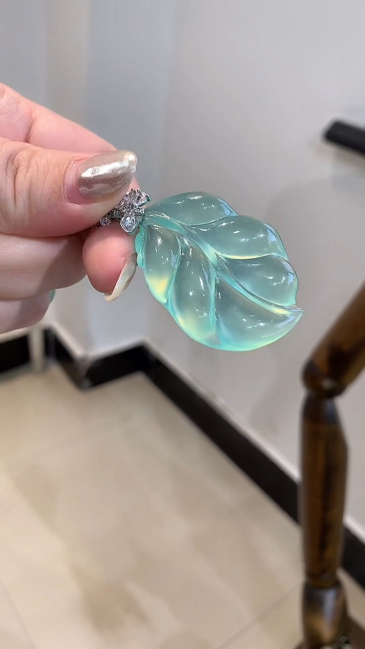 未镶嵌蛇纹石玉吊坠(不含链)登****困叶子