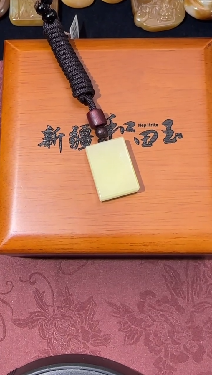 吊坠(不含链)未镶嵌和田玉若羌黄口微色差吊坠