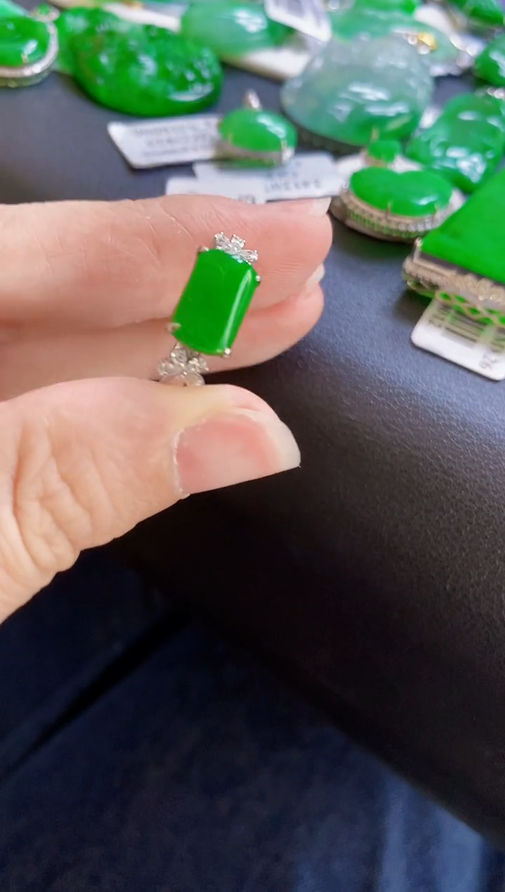 翡翠18K金镶嵌颈饰戒指