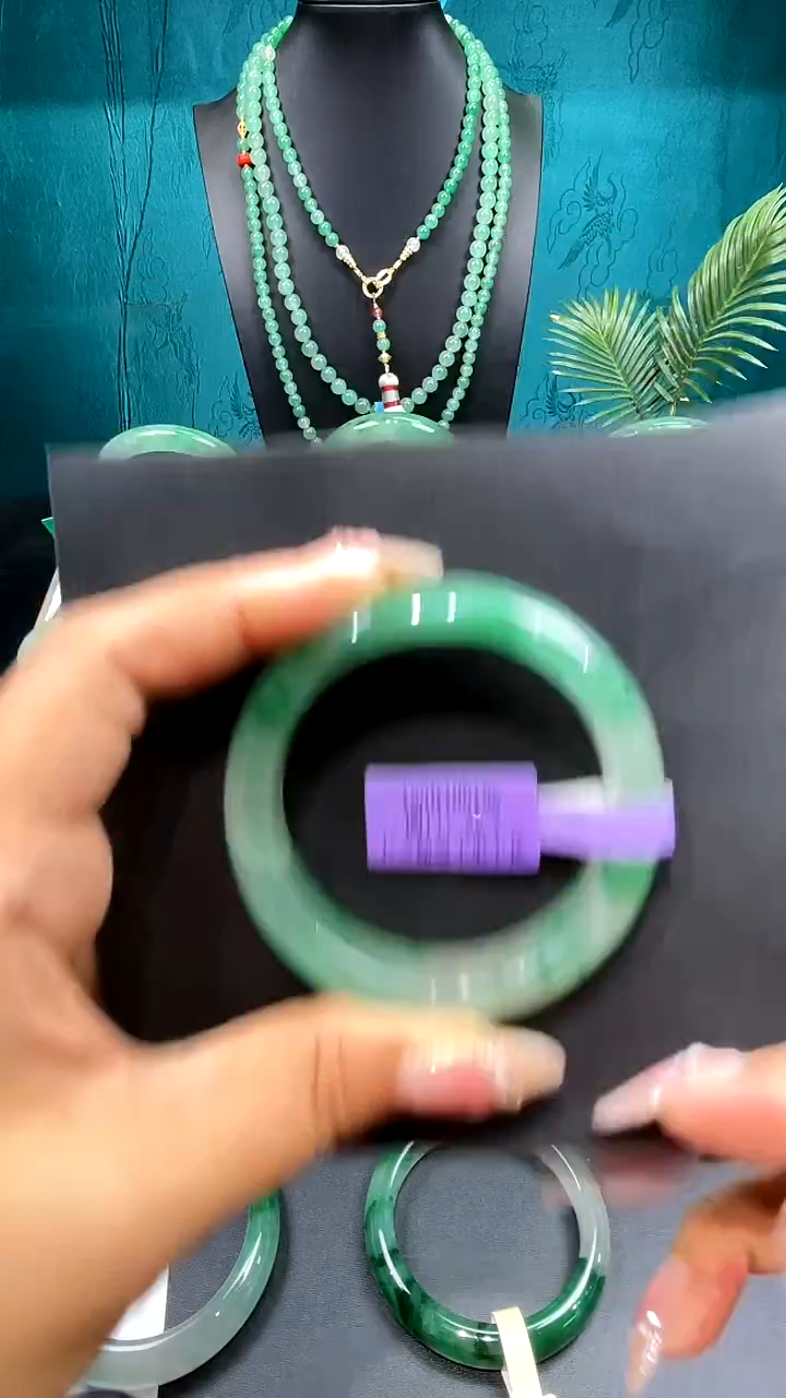 未镶嵌手镯石英质玉（非洲翠）手镯