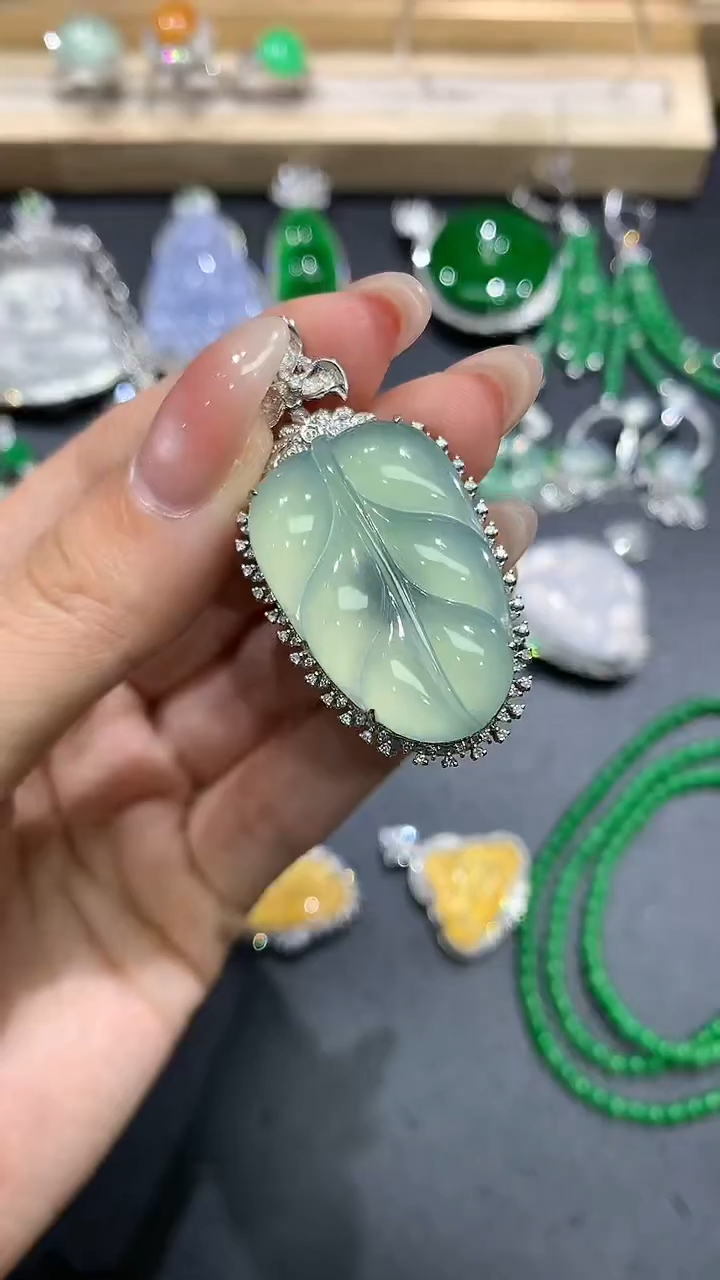 【闪购商品】翡翠吊坠(不含链)18K金镶嵌14团购