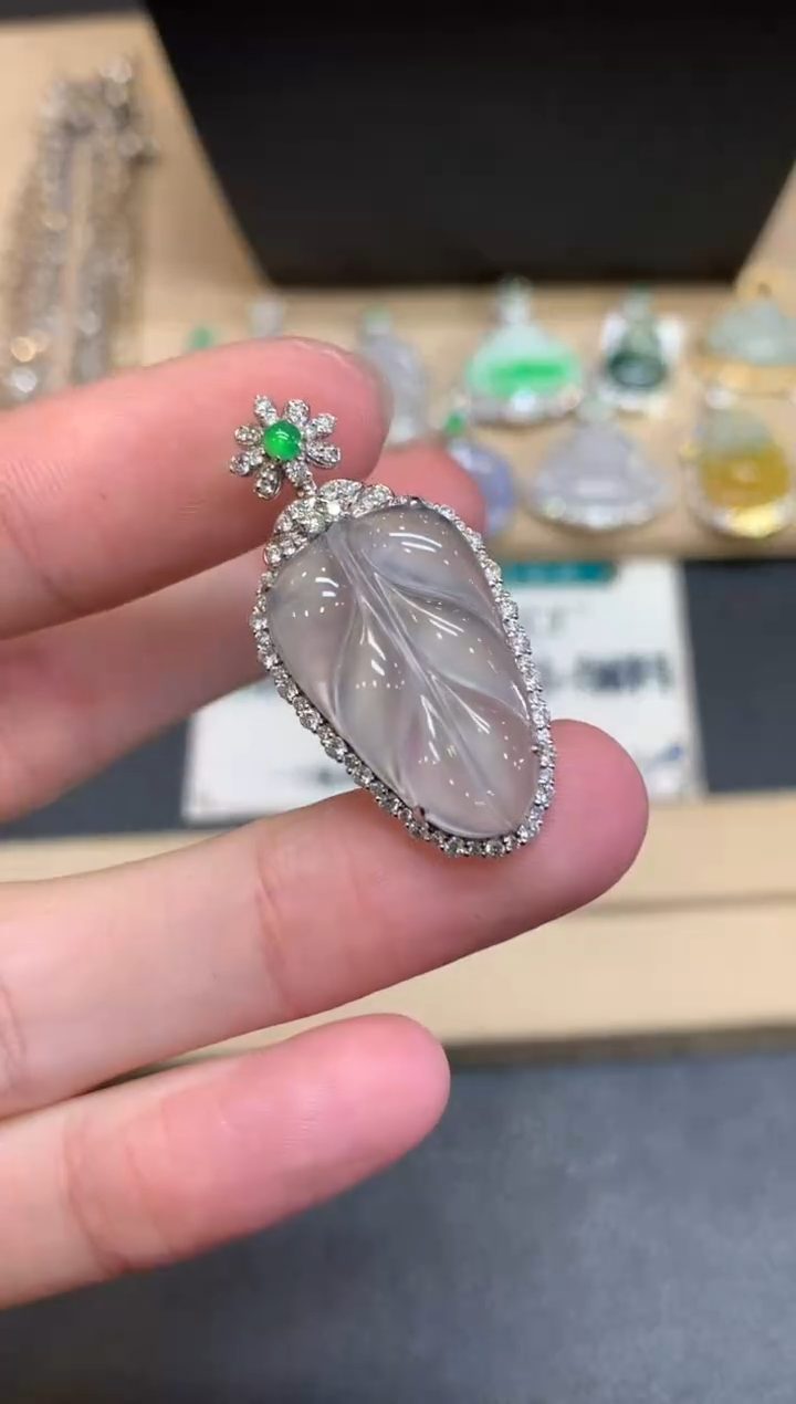 【闪购商品】翡翠颈饰18K金镶嵌叶子【无服务费】