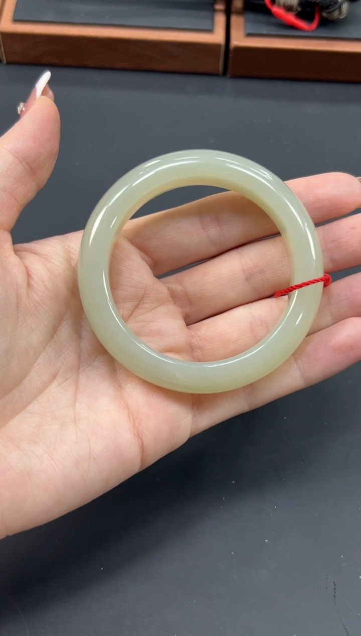 【闪购商品】和田玉手镯未镶嵌且末微色差近矿52手镯