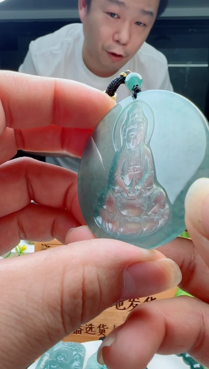 翡翠未镶嵌颈饰多样性发货其中一件