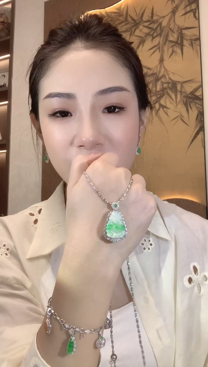 【闪购商品】翡翠吊坠(不含链)18K金镶嵌A112