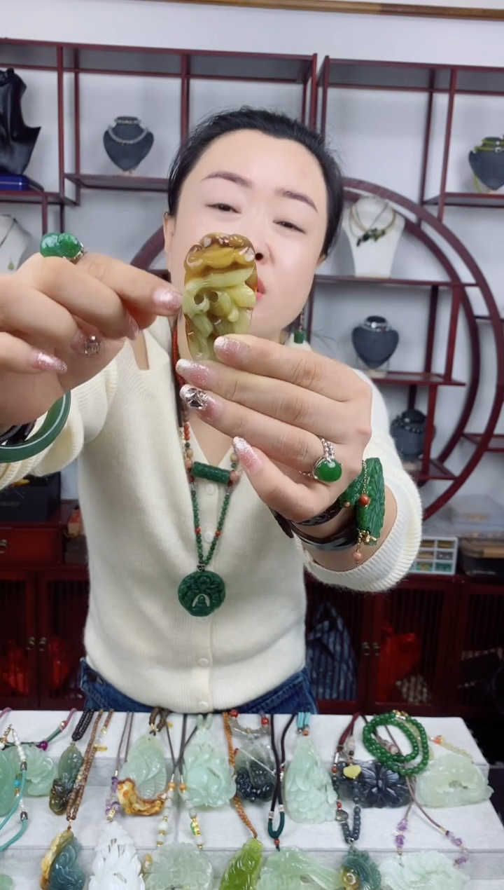 未镶嵌岫玉颈饰1