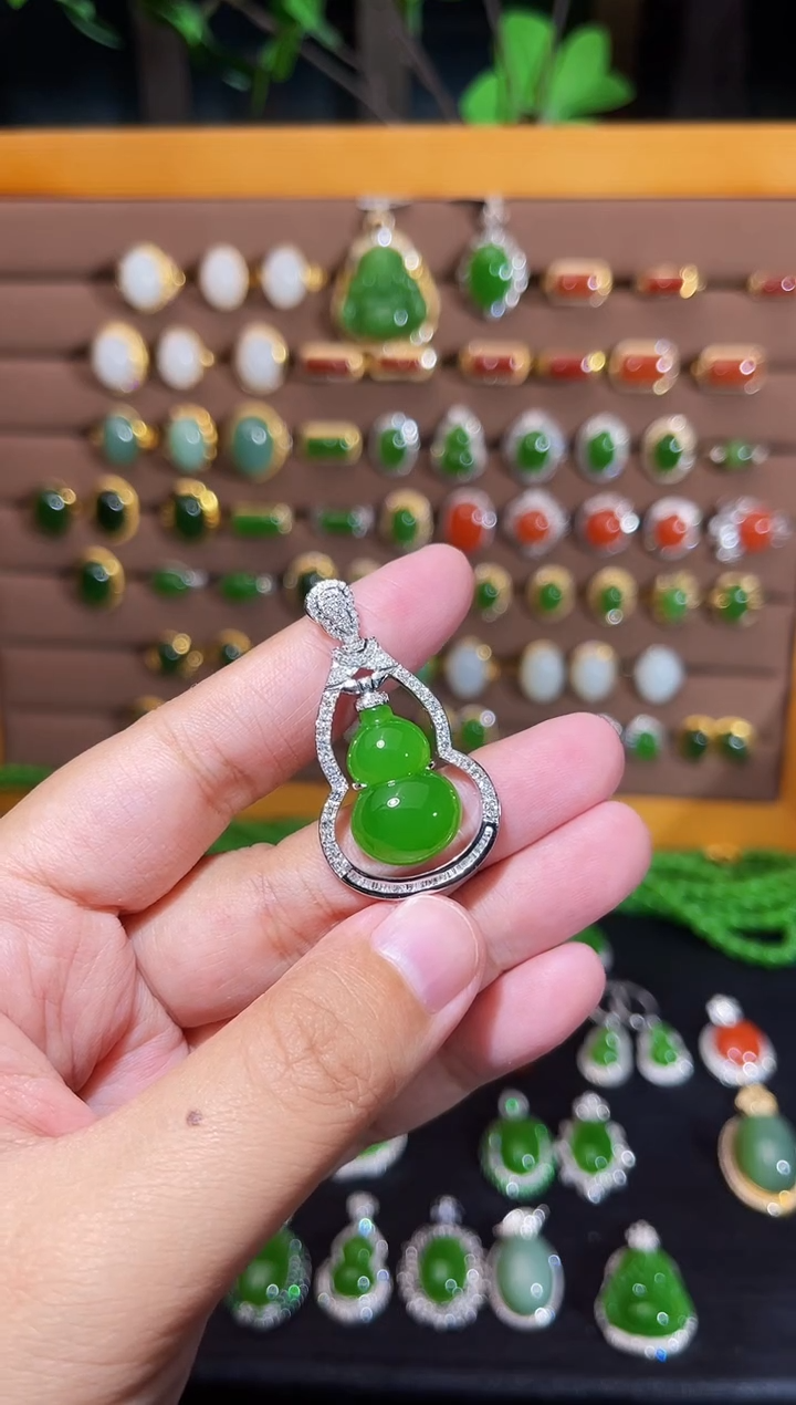 【闪购商品】和田玉吊坠18K金镶嵌苹果绿葫芦吊坠